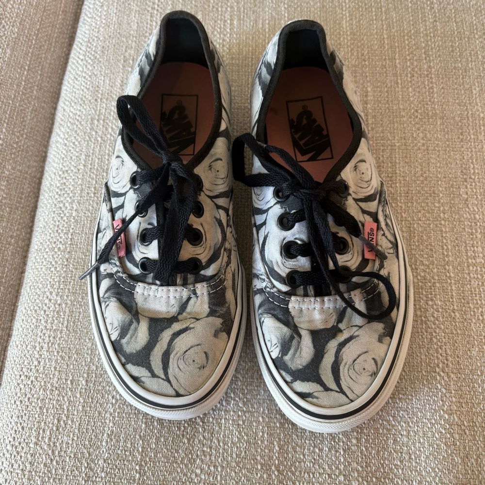Vans Unisex Digi Rose Black And White Sneakers- M 4.5/W 6